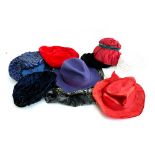 A mixed lot of vintage hats, to include a purple felt fedora, red velvet beret etc (8)