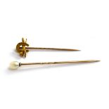 A 15ct gold tie pin, in the form of a leaping fox and horse shoe, 1.9g; together with one other with