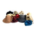 A mixed lot of vintage hats, to include felt and straw