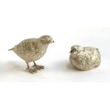 A pair of silver quail table ornaments by Richard Comyns, both naturalistically modelled, 7cm and