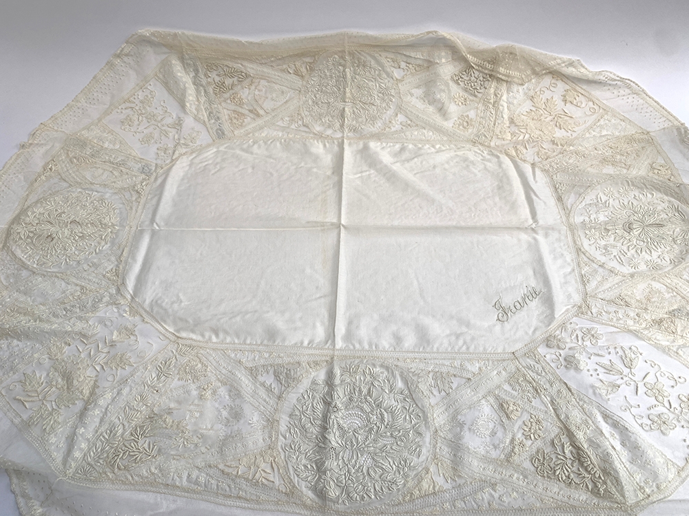 A fine Victorian lace tablecloth, 121x96cm