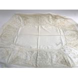 A fine Victorian lace tablecloth, 121x96cm