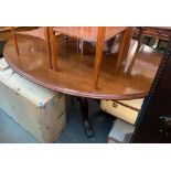 A tip-top oval dining table, 136x103x71cmH