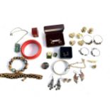 A mixed lot of jewellery to include 9ct gold plated bangle; Niello silver brooch; boxed earrings etc