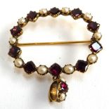 A garnet and pearl brooch set in yellow metal, 3.5cm wide, approx. 4.7g