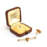 A 14ct gold fox mask tie pin, approx. 4cm wide, 3.4g; together with a pearl and 18ct gold stud,