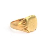 An 18ct yellow gold signet ring, engraved with initials, Birmingham 1918, 7.4g
