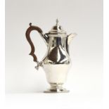 A George V silver coffee pot, maker's mark rubbed, Birmingham 1919, with gadrooned rim, 21.5cm high,