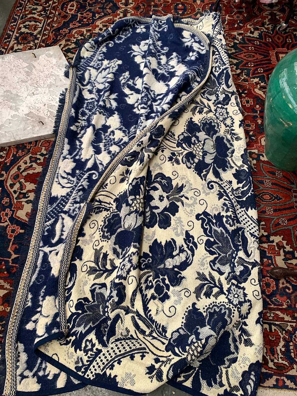 A single blue and white floral woven fringed bedspread, 220x210cm - Image 2 of 2