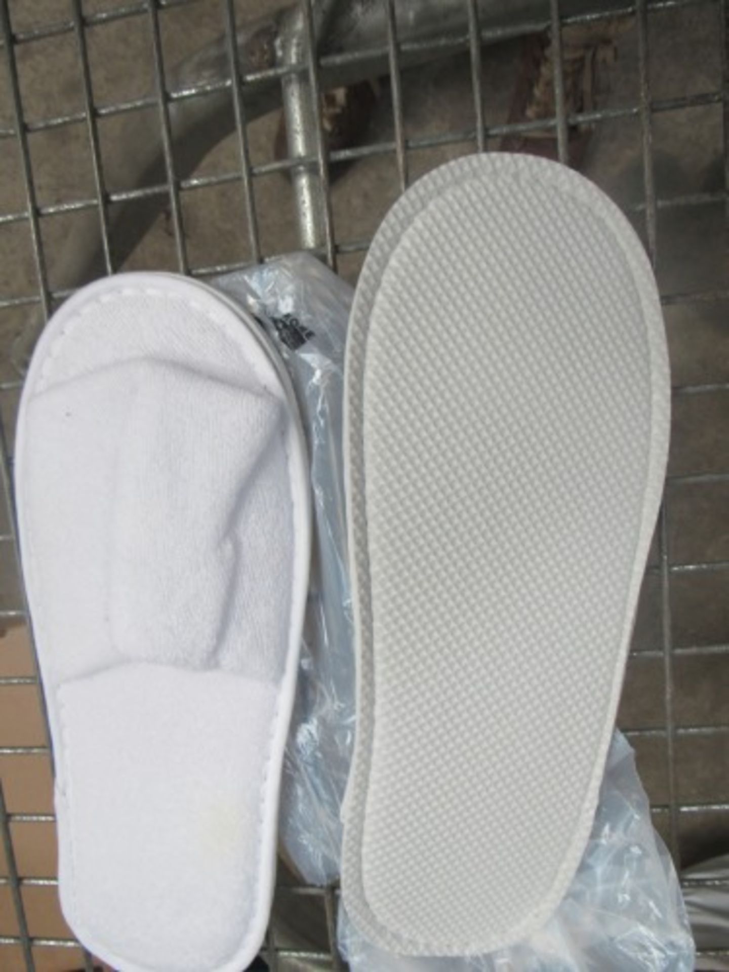 100 x open toe hotel towel slippers - Sealed new in pack (ES10B) - Image 2 of 2