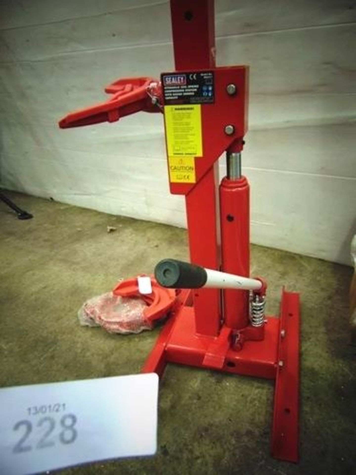 1 x Sealey 2000kg hydraulic coil spring compressor, model RE2311 with large and small cups - New ( - Image 2 of 5