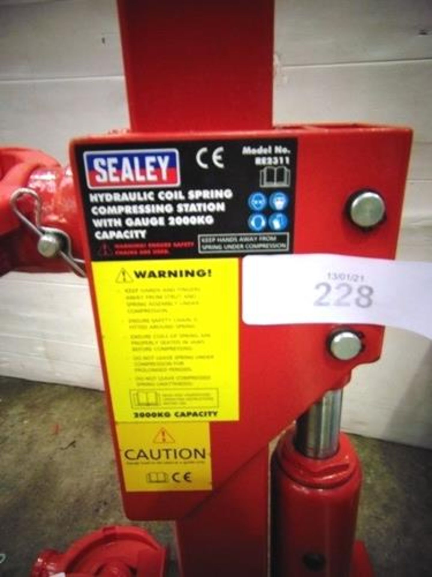 1 x Sealey 2000kg hydraulic coil spring compressor, model RE2311 with large and small cups - New ( - Image 3 of 5