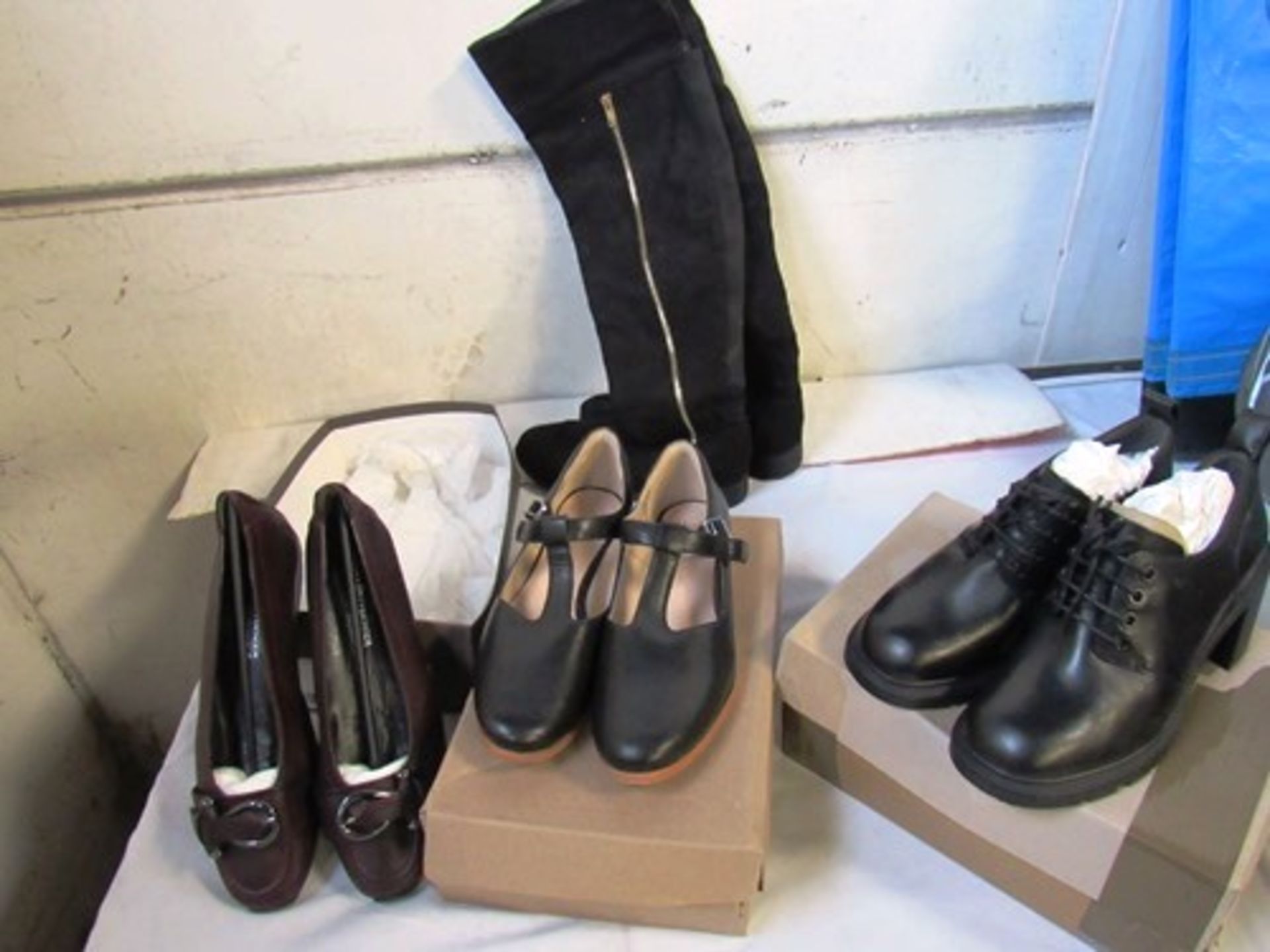 A small quantity of ladies shoes and boots including 2 x pairs of genuine Ugg boots, sizes 5.5 and - Image 4 of 5