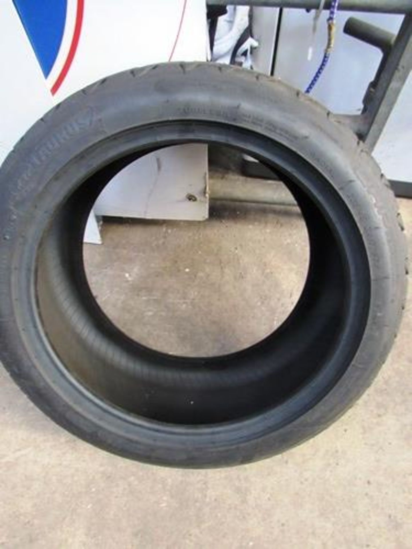 1 x Taurus UHP Extra Load tyre, size 235/45ZR17 97Y - New with label (GS1) - Image 2 of 2