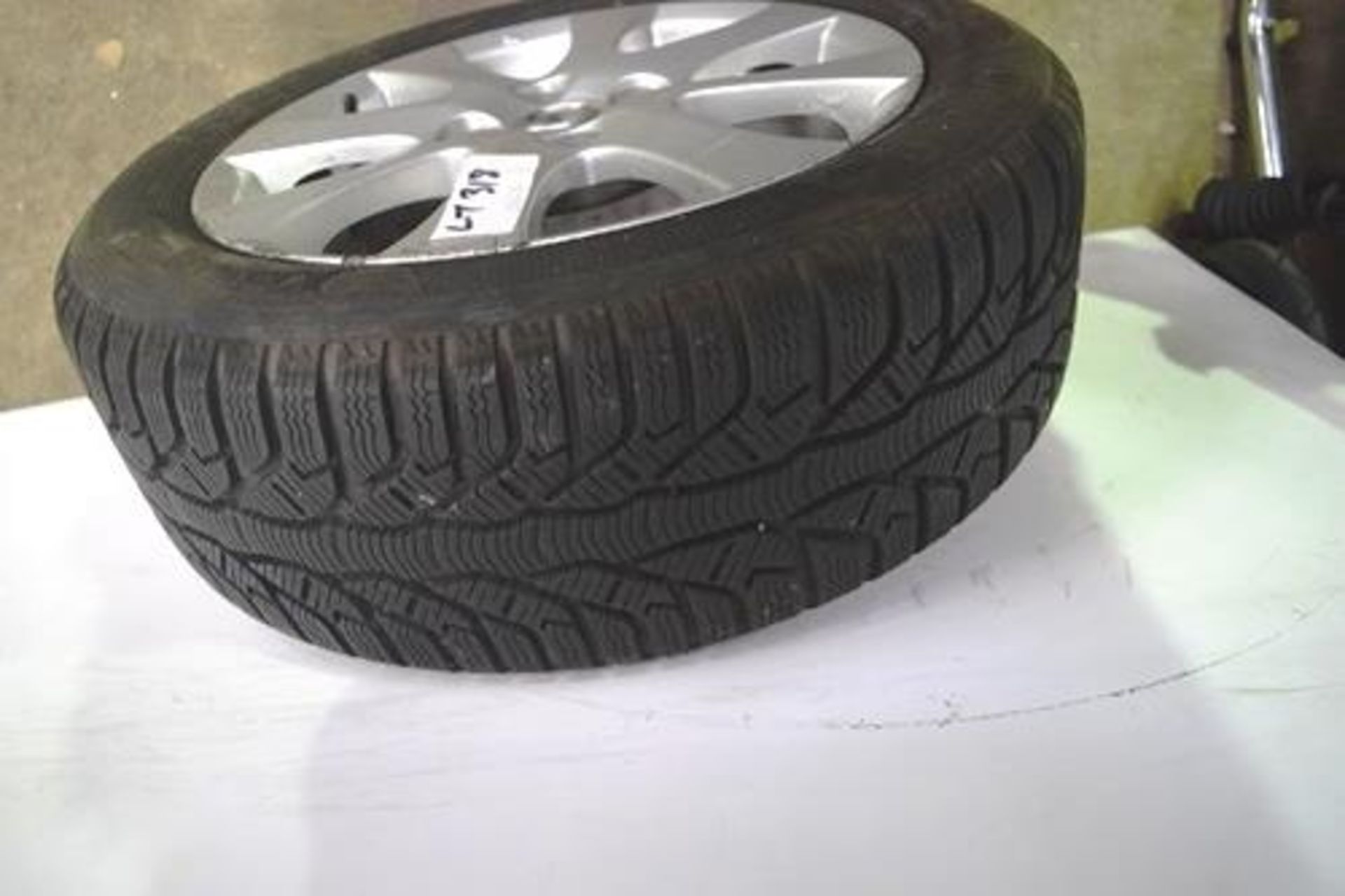 1 x Mazda 4 stud alloy wheel and 1 x Fiat 4 stud alloy wheel, both with fitted tyres - Second- - Image 5 of 6