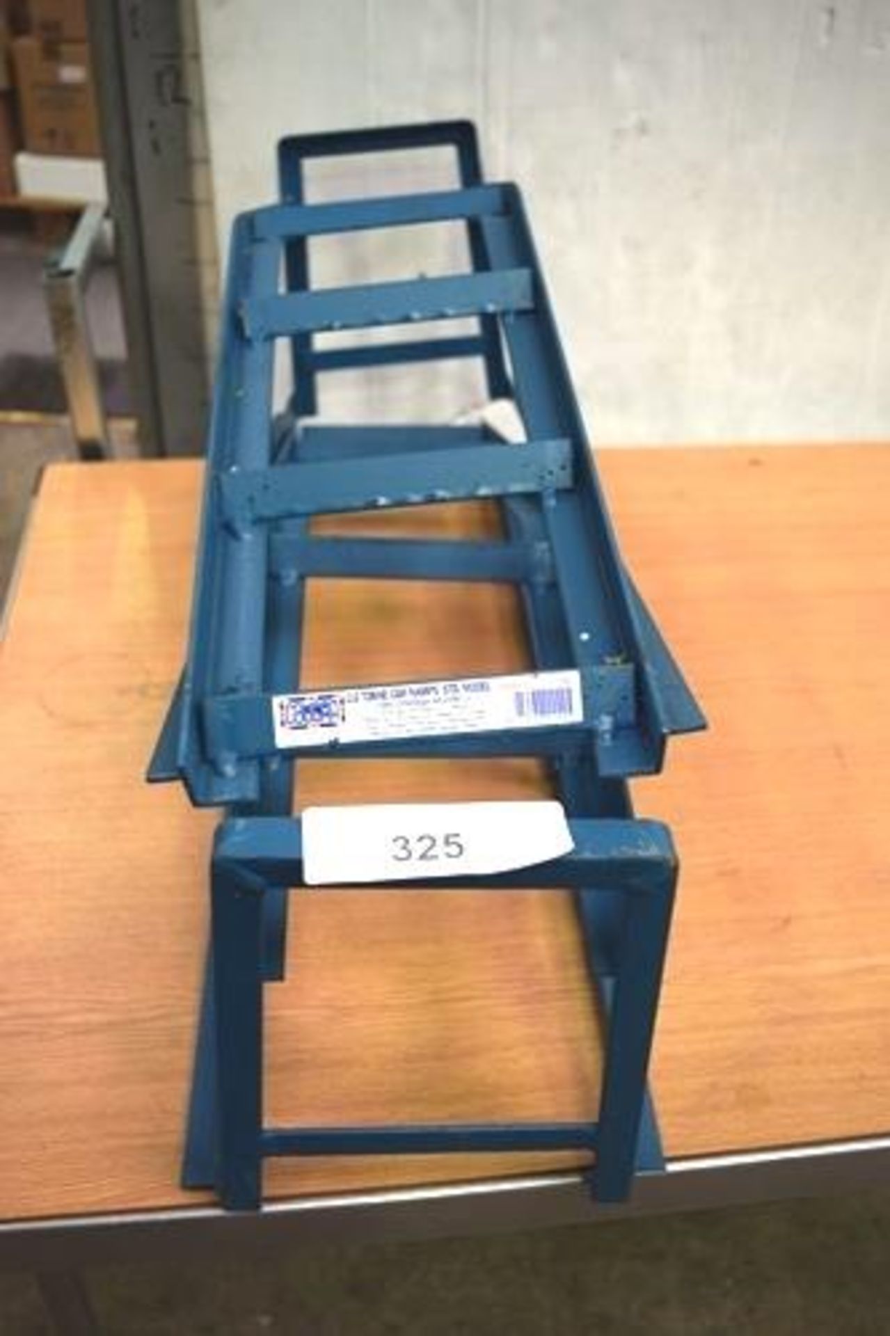 A pair of Cougar 2.0 tonne car ramps, model CR2, SWL 2000kg - New with label (GS9)