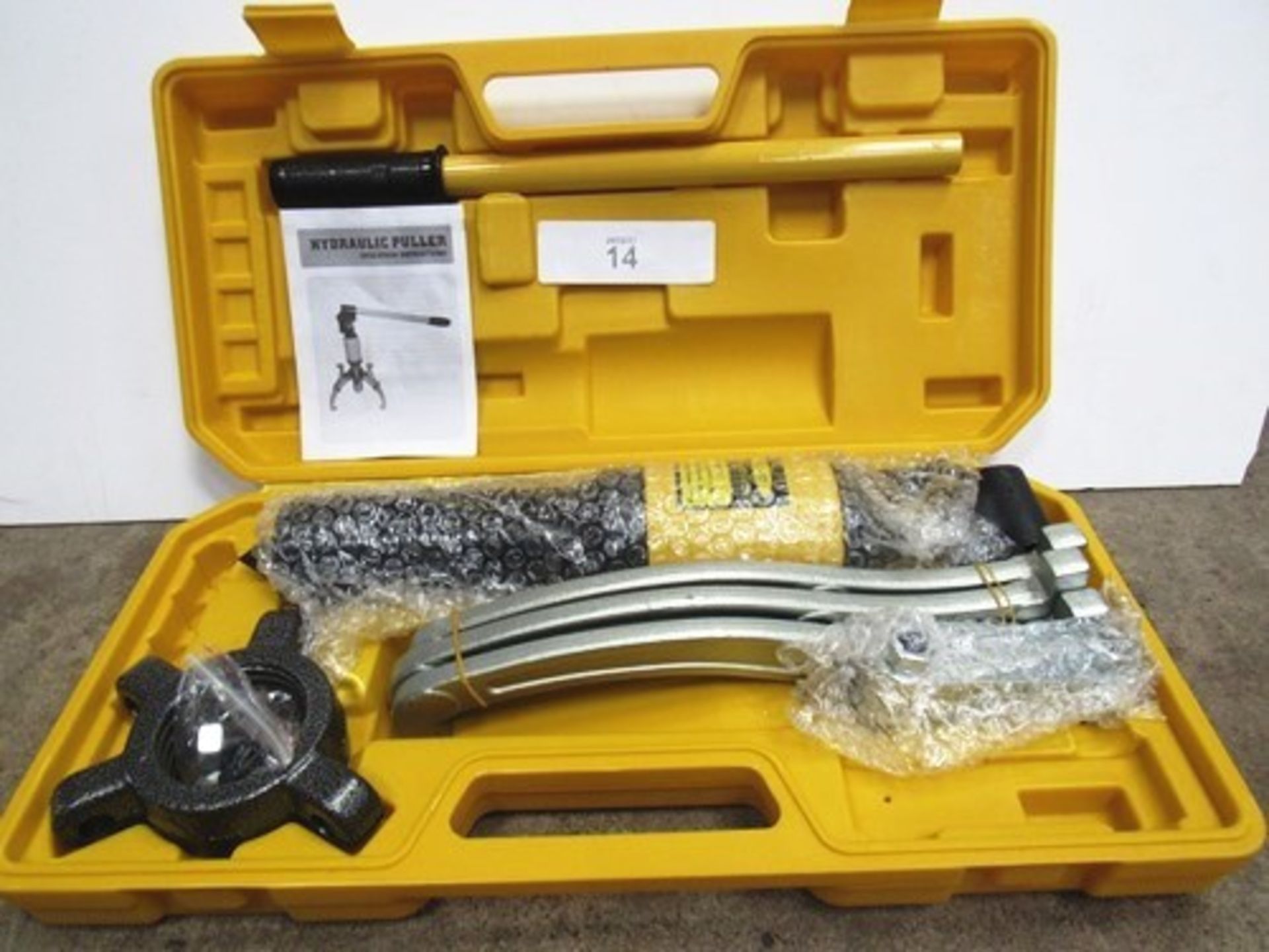 An unbranded hydraulic 3 legged puller in plastic carry case, model YL-15 - New (TC3)