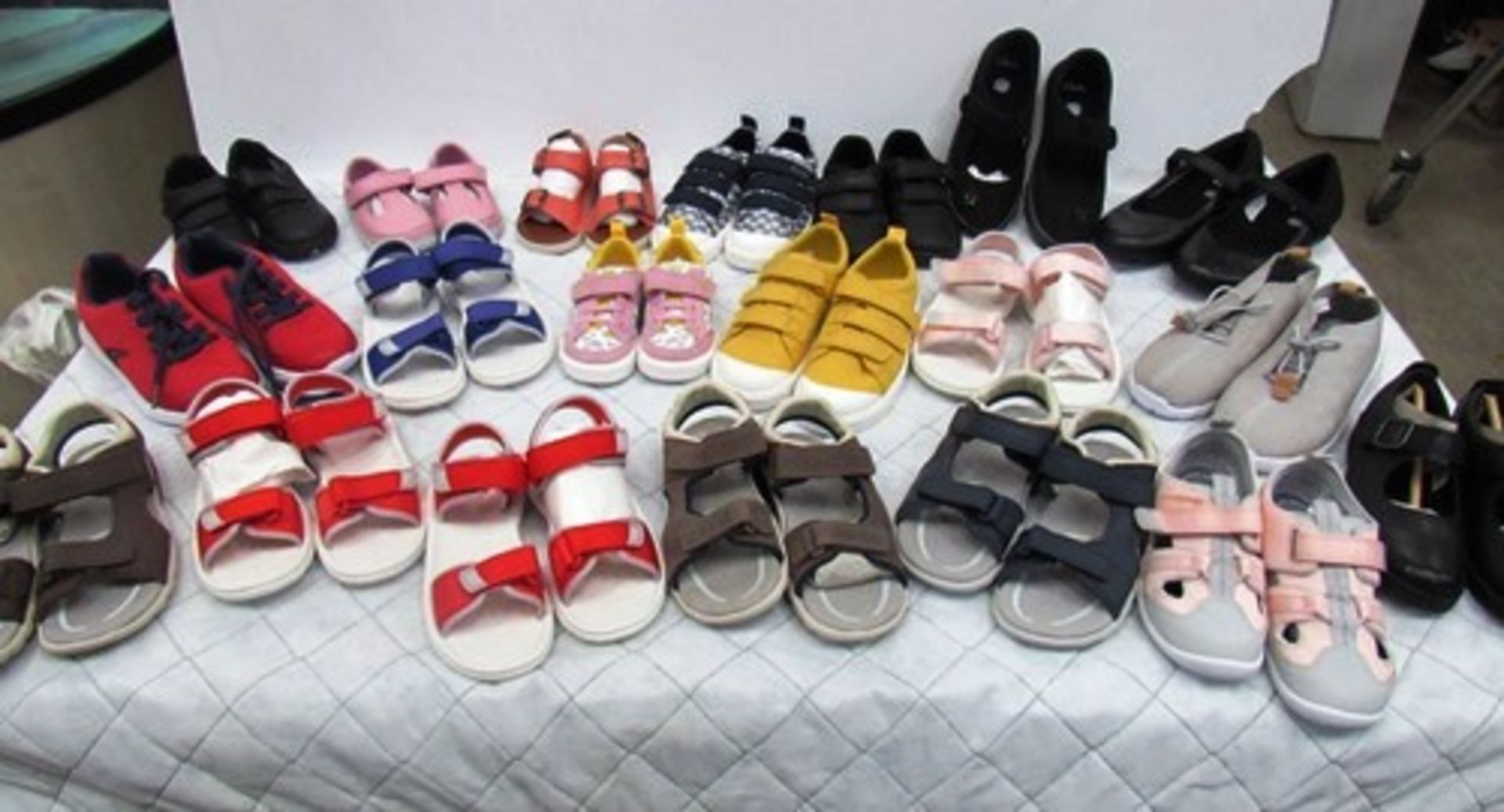 20 x pairs of children's Clark shoes and sandals in assorted styles and sizes - New (ES15) - Image 3 of 3