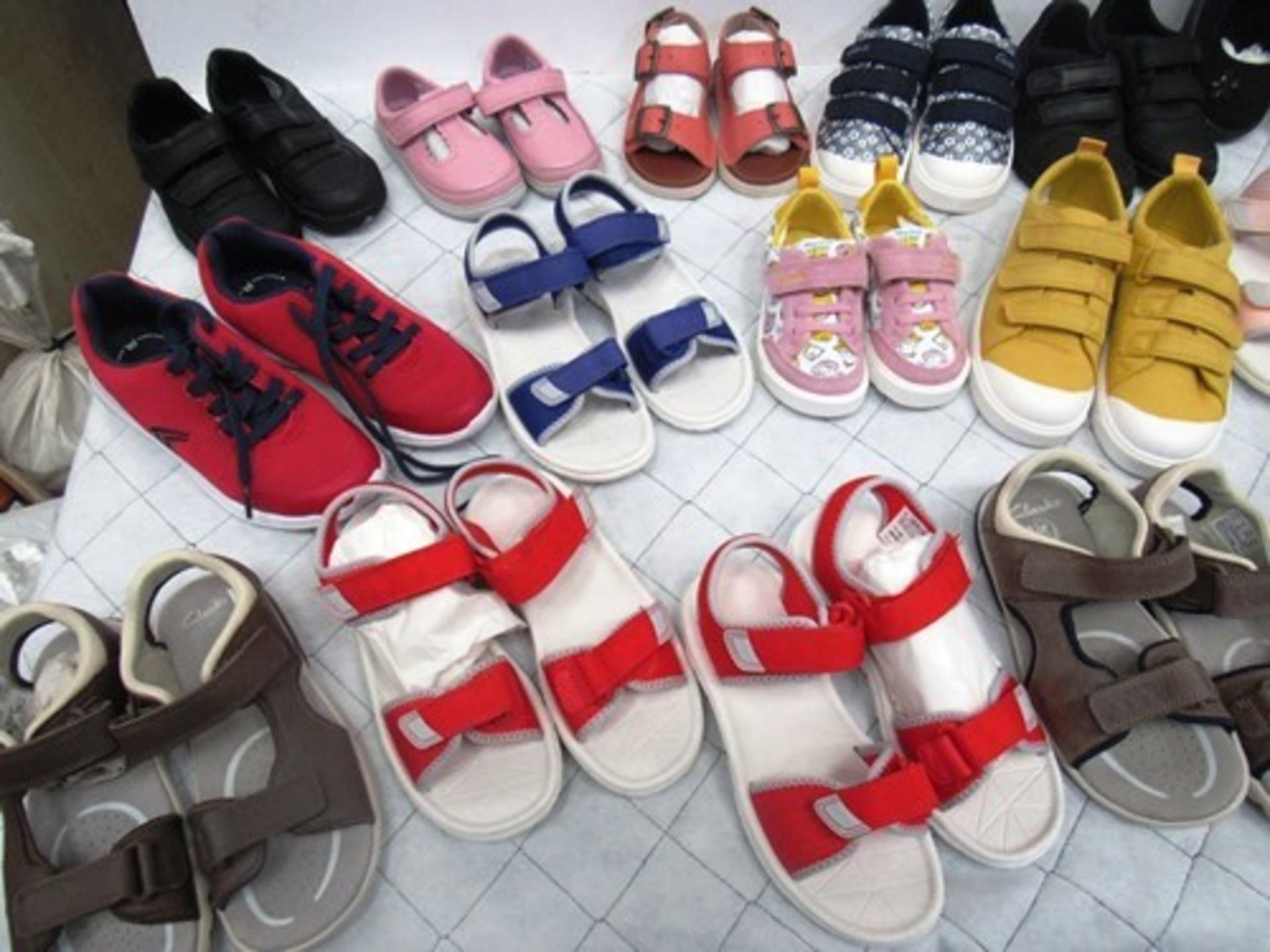 20 x pairs of children's Clark shoes and sandals in assorted styles and sizes - New (ES15)