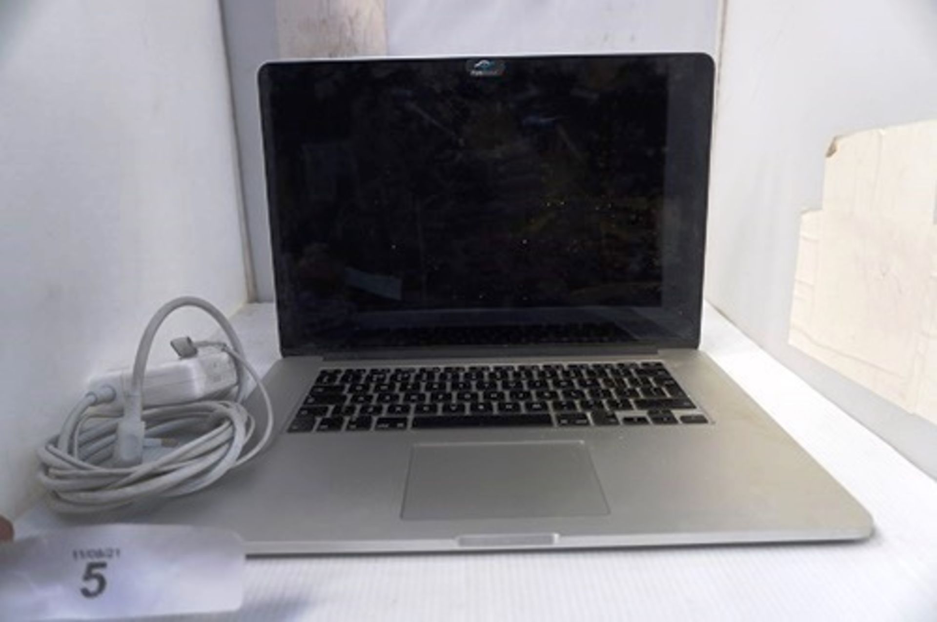 1 x Apple MacBook Pro A1398 laptop, with power cable, hard drive removed, powers on - Spares and