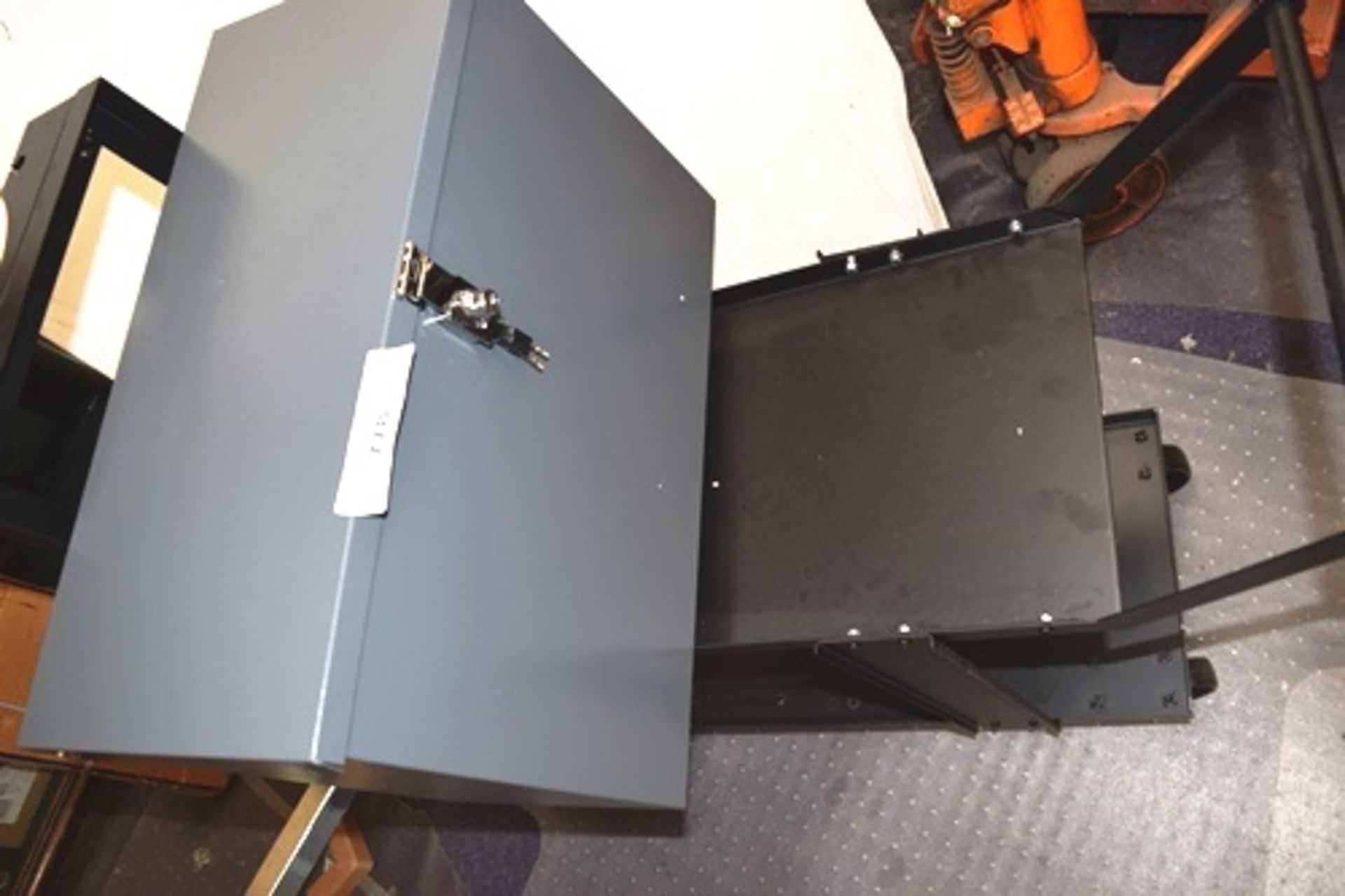 1 x unbranded welding trolley, 1 x unbranded grey parcel box with lockable lid - new (cabs floor) - Image 2 of 4