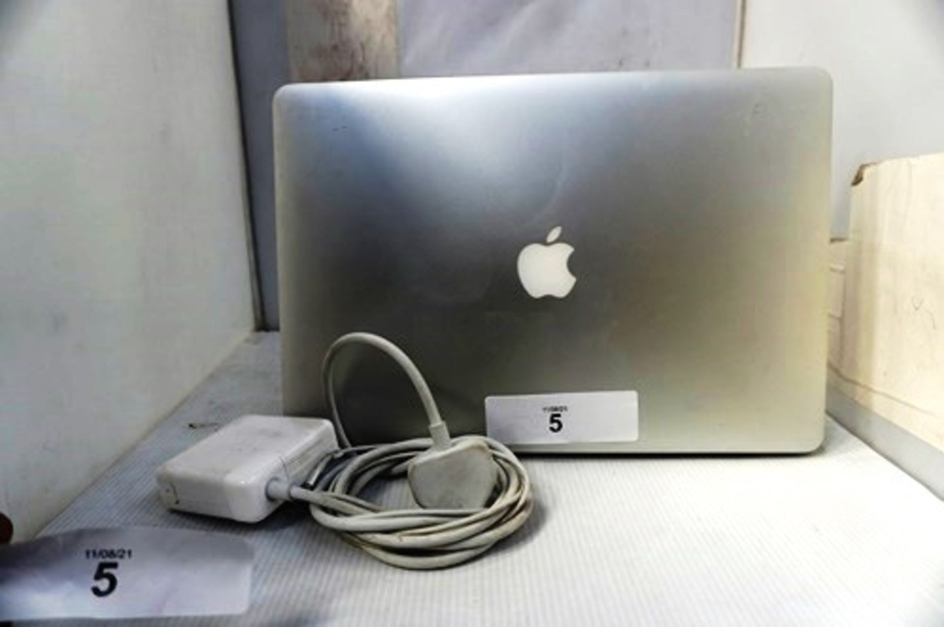 1 x Apple MacBook Pro A1398 laptop, with power cable, hard drive removed, powers on - Spares and - Image 2 of 2