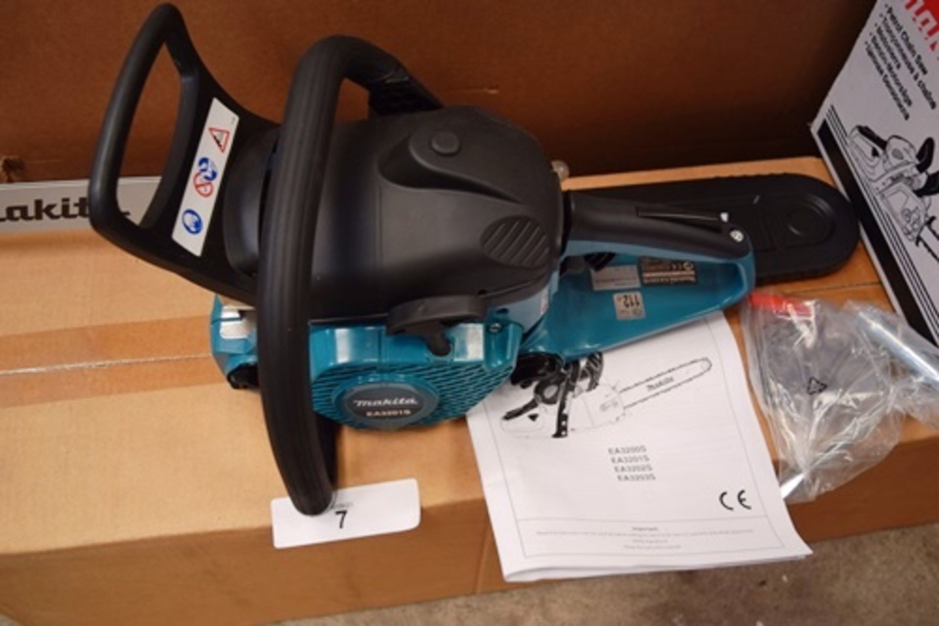 1 x Makita petrol chain saw, model EA3201S, Y.O.M. 2018, with guide, chain, manual and box - - Image 4 of 5