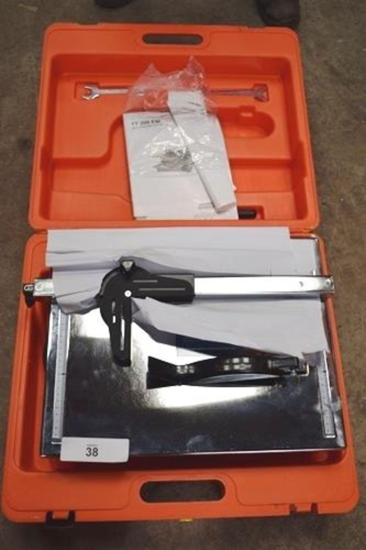 1 x Clipper tile cutter, model TT200EM, 240V, with manual and original case, one clasp missing - New