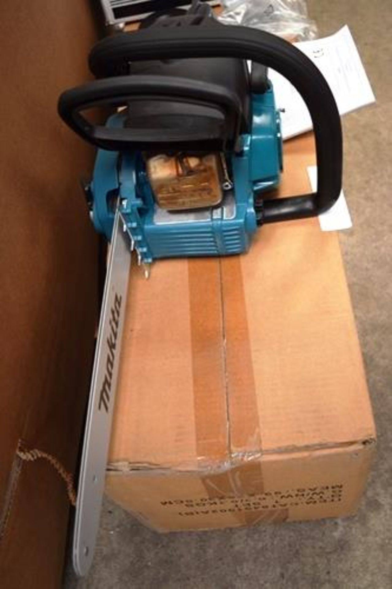 1 x Makita petrol chain saw, model EA3201S, Y.O.M. 2018, with guide, chain, manual and box - - Image 5 of 5