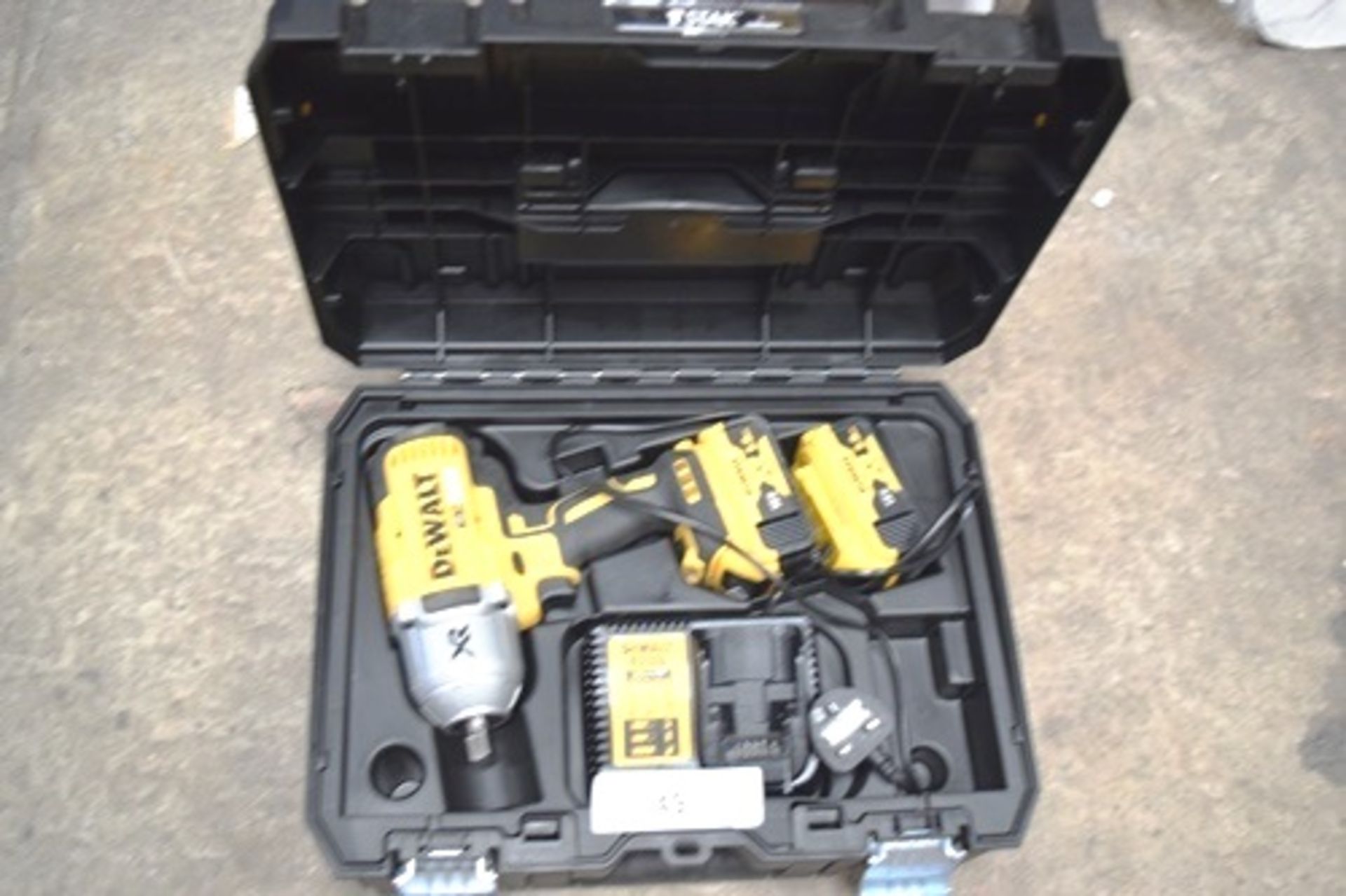 1 x DeWalt 18V high torque brushless impact wrench, model DCF899P2, 1/2" sq drive, with 2 x 18V 5. - Image 3 of 3