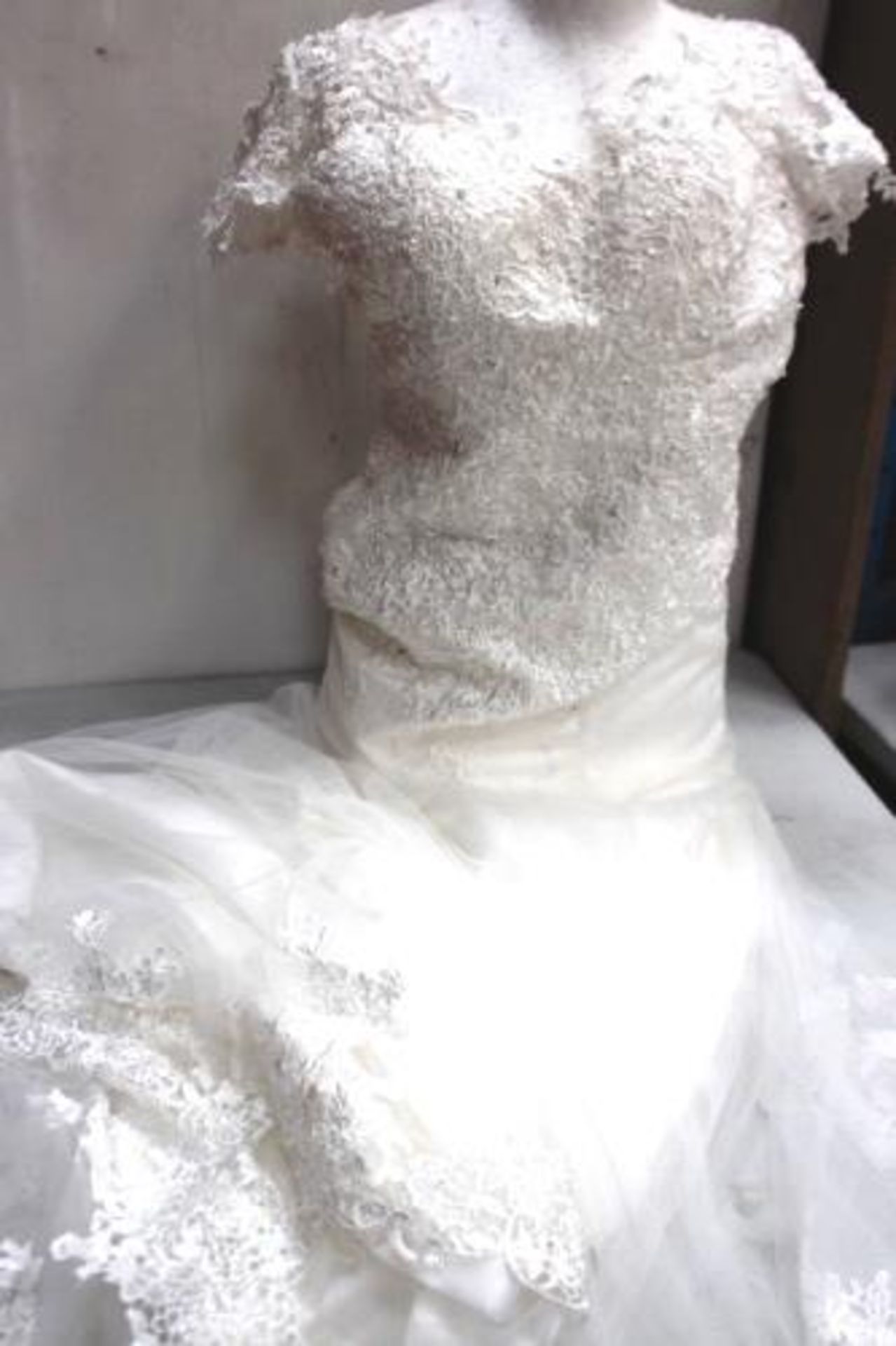 1 x unbranded wedding dress, approximate size 8 - 10 - Second-hand, appears to be unworn (Bay3A)