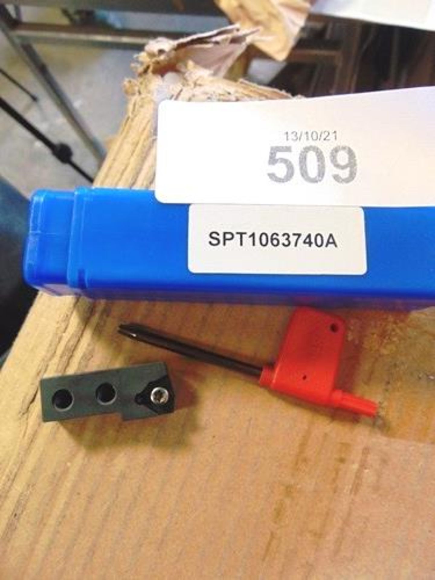 Approximately 44 metal lathe turning insert holders SW100L11X06-40 - Grade B (SW1B)