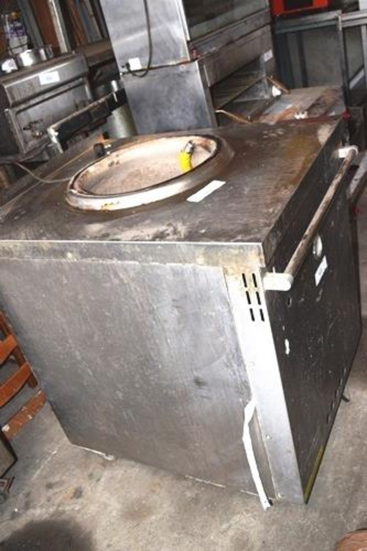 1 x Shaan gas powered tandoori oven, complete, no signs of cracking, no lid - Second-hand (yard) - Image 2 of 5