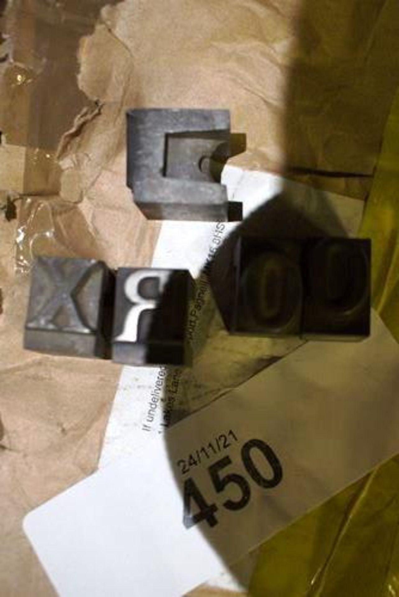 1 x box of assorted metal type face printing letters and numbers - possibly second-hand (TC8) - Image 3 of 3