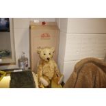 A Steiff for British Collector's Teddy bear 2002 "Honey-Golden", growler 35cm