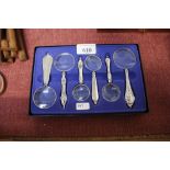 A set of small magnifying glasses (147)