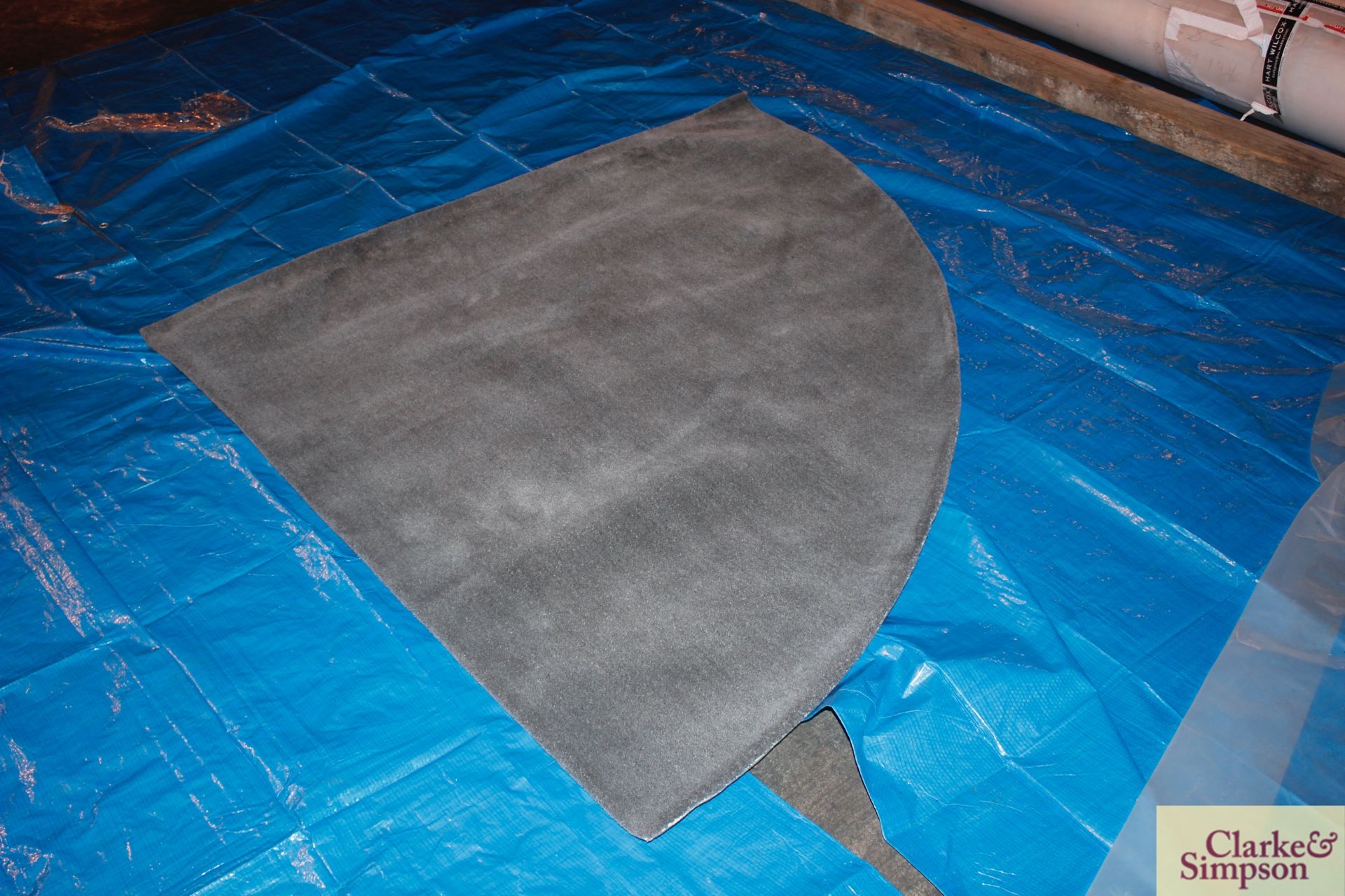 150cm x 150cm quarter-circle grey 100% Indian wool rug (C7). - Image 4 of 5