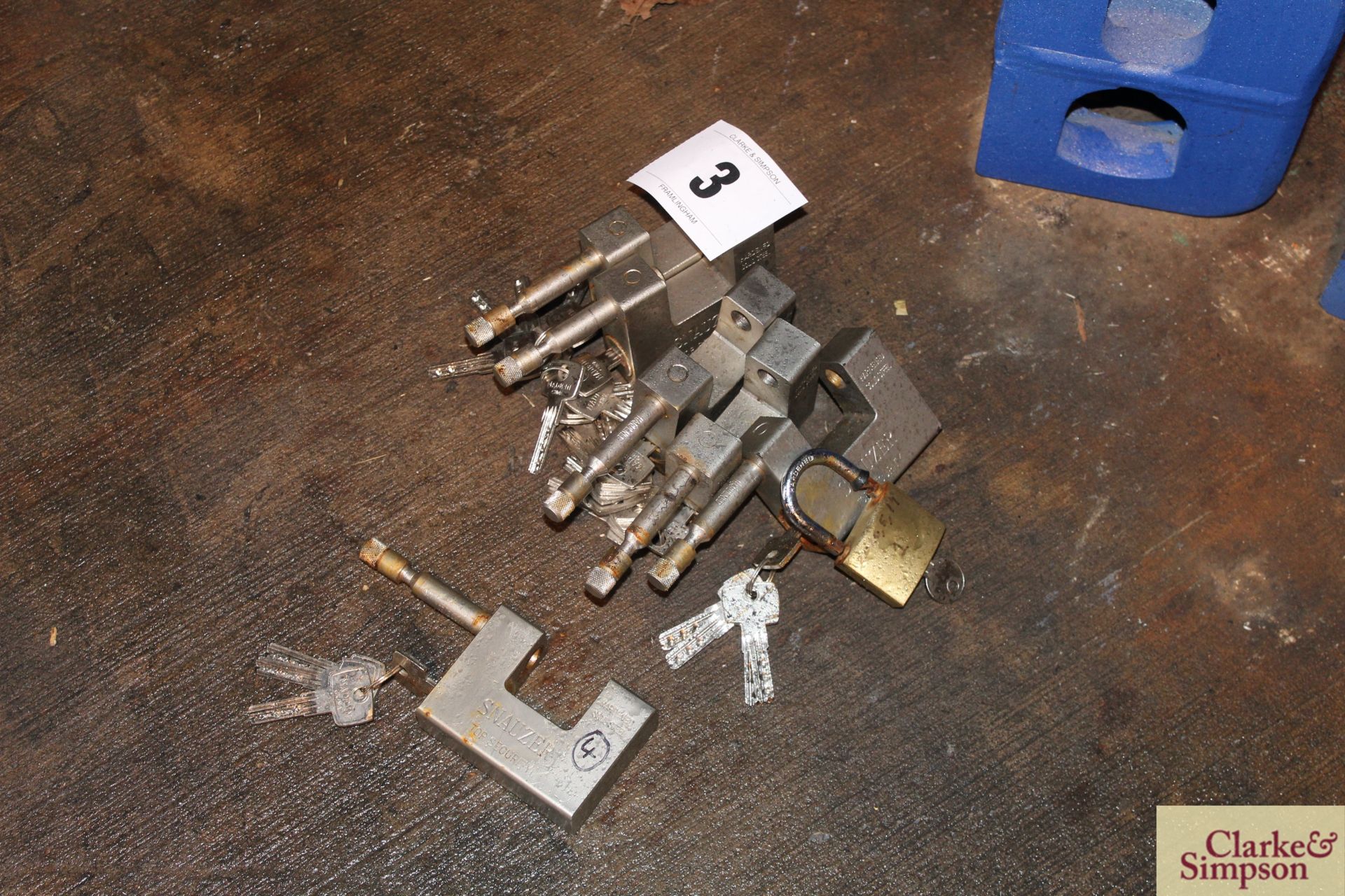 6x container padlocks and one other.