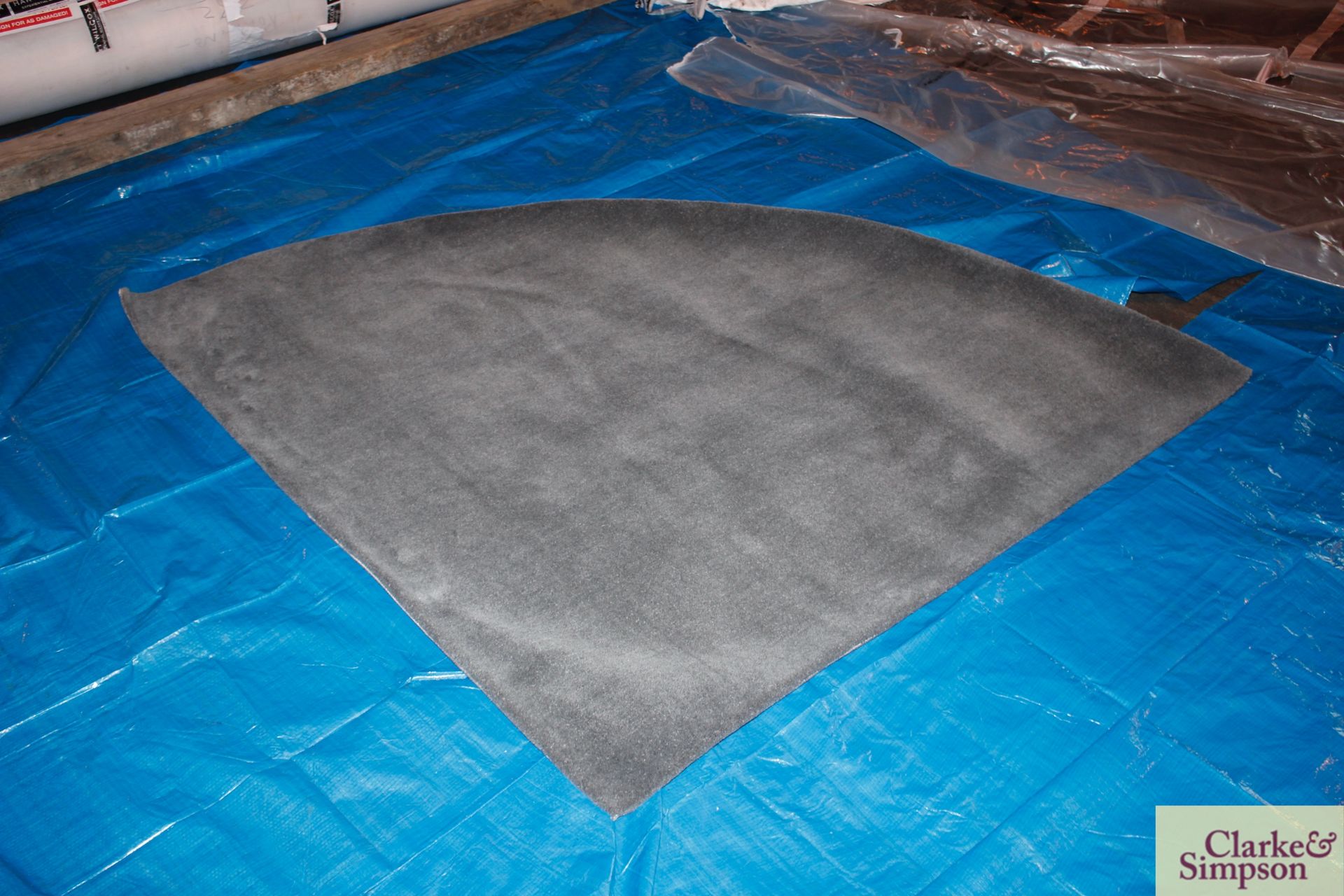 150cm x 150cm quarter-circle grey 100% Indian wool rug (C7).
