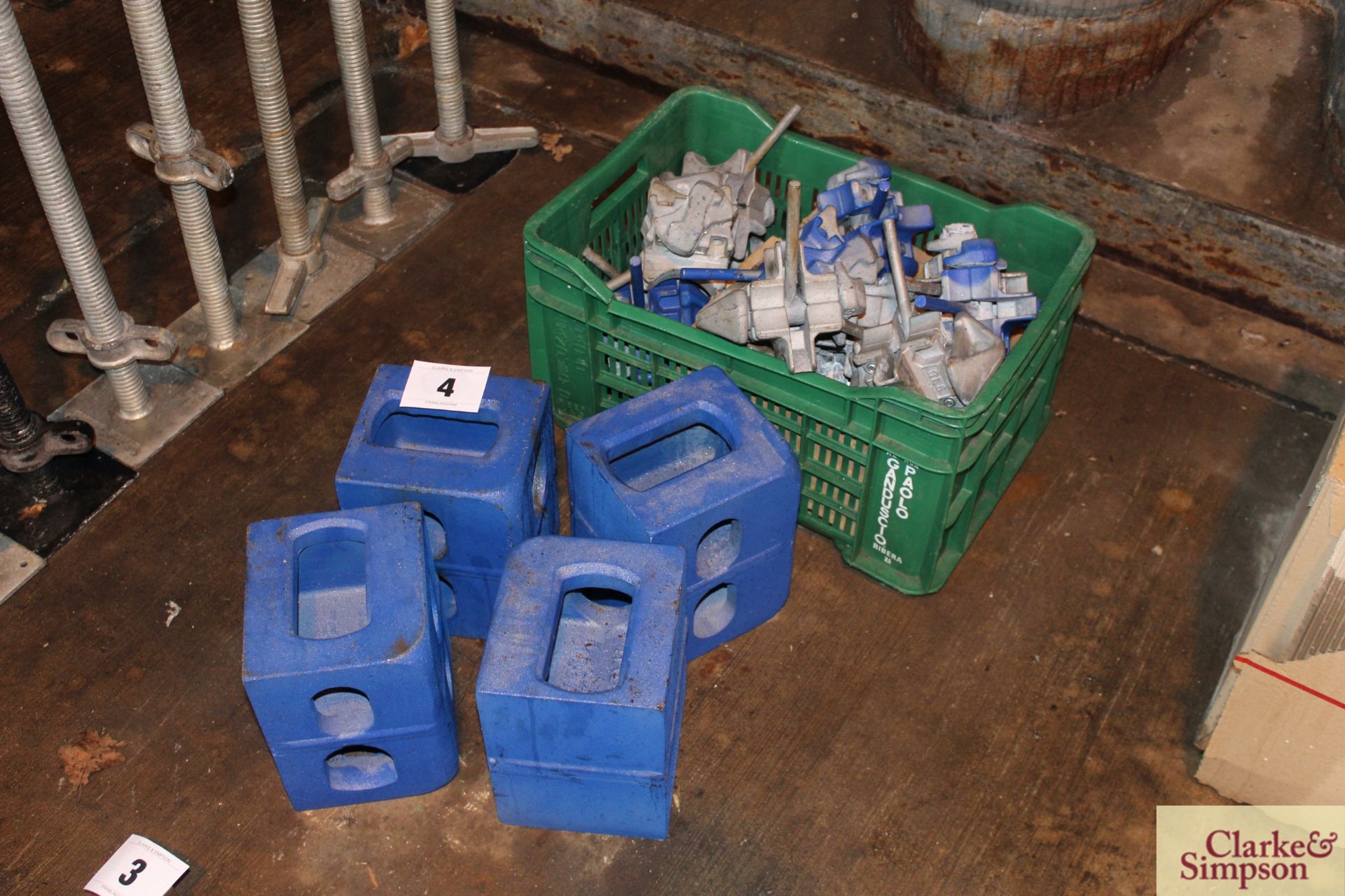 Quantity of ISO locks for containers and container blocks.