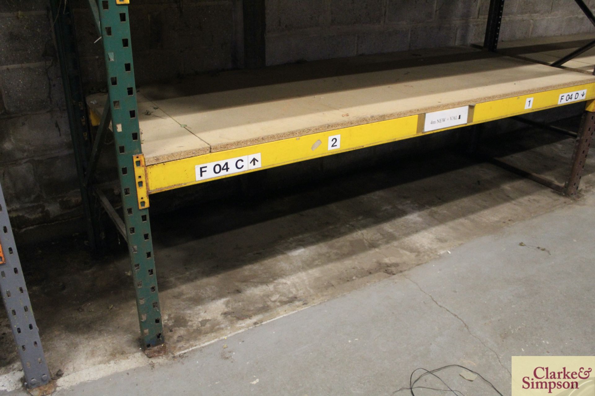 c.8.5m of pallet racking. Comprising of 4x uprights and 12x shelves (some with chipboard). To be - Bild 4 aus 11