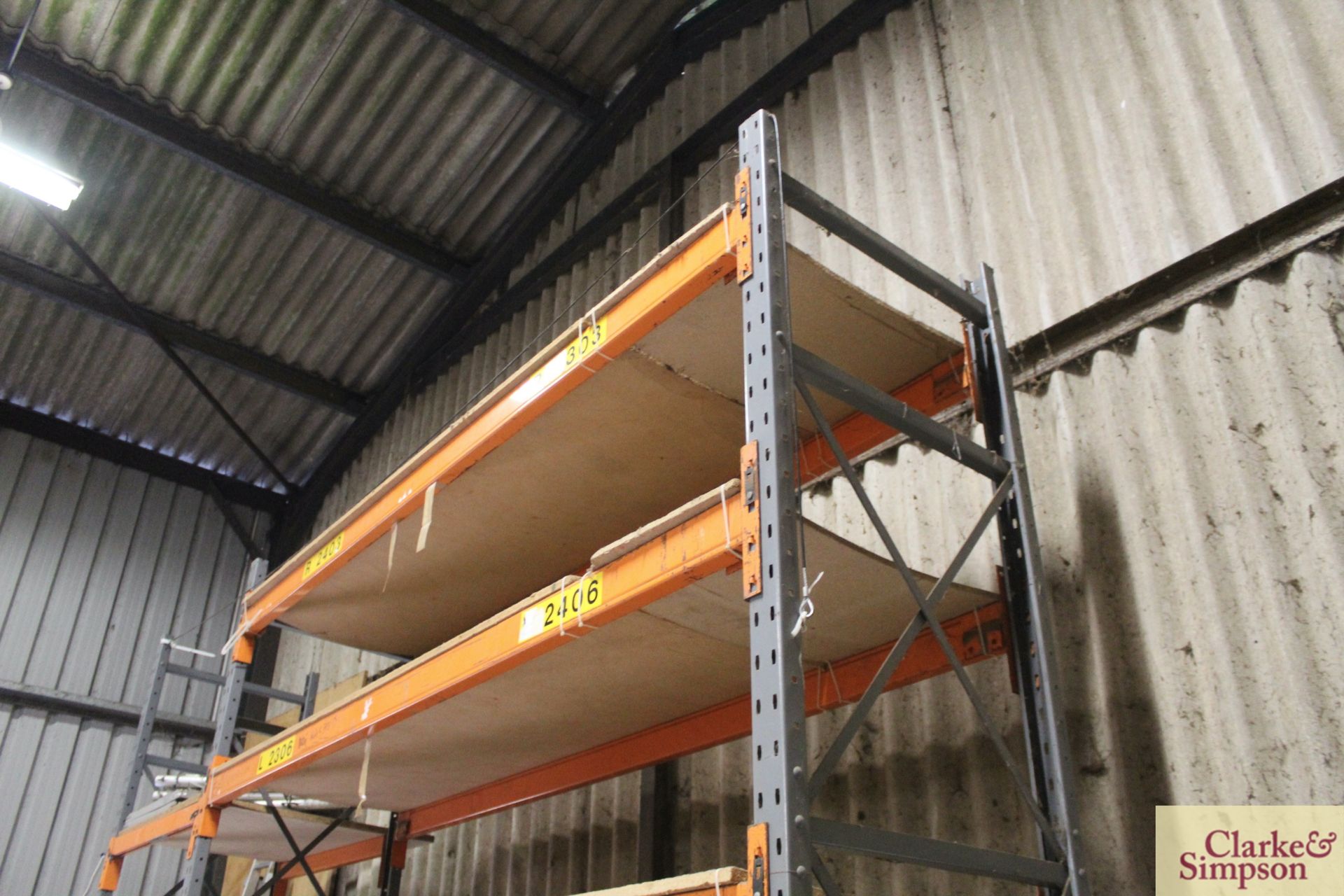 Quantity of pallet racking. Comprising 5x uprights, 9x 3.2m shelves (some with chipboard). To be - Bild 5 aus 10