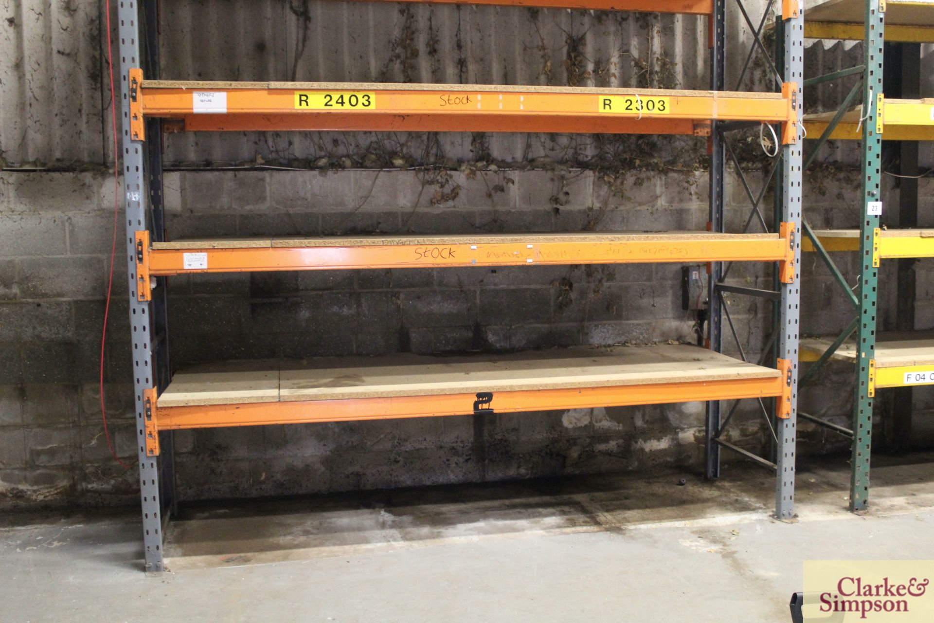 Quantity of pallet racking. Comprising 5x uprights, 9x 3.2m shelves (some with chipboard). To be - Bild 9 aus 10