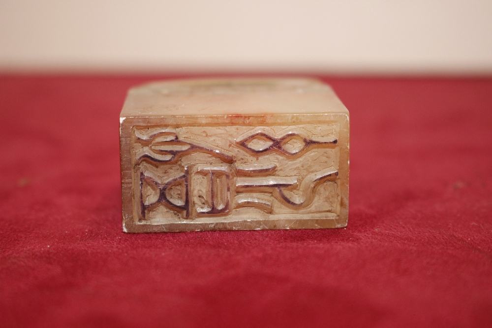 An oriental carved soapstone seal - Image 2 of 2