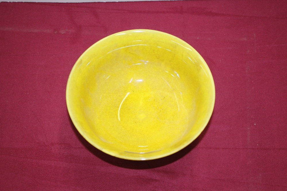 A Chinese yellow porcelain bowl decorated with dra - Image 2 of 4
