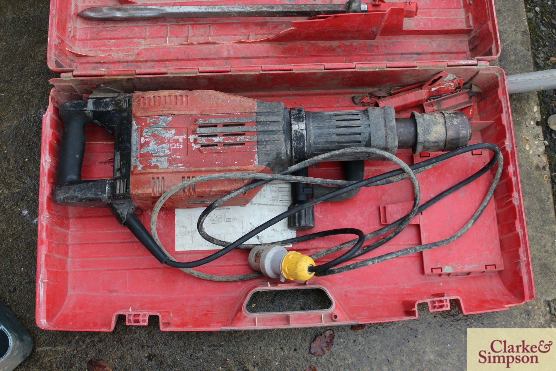 Hilti TE 905-AVR 110V breaker in case with various chisels. Vendor reports this was reconditioned - Image 3 of 6