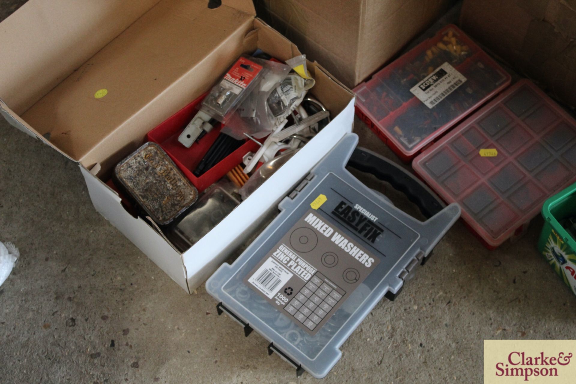 2x boxes of various fittings to include kitchen cupboard parts, pipe clips, electrical fittings - Image 4 of 8