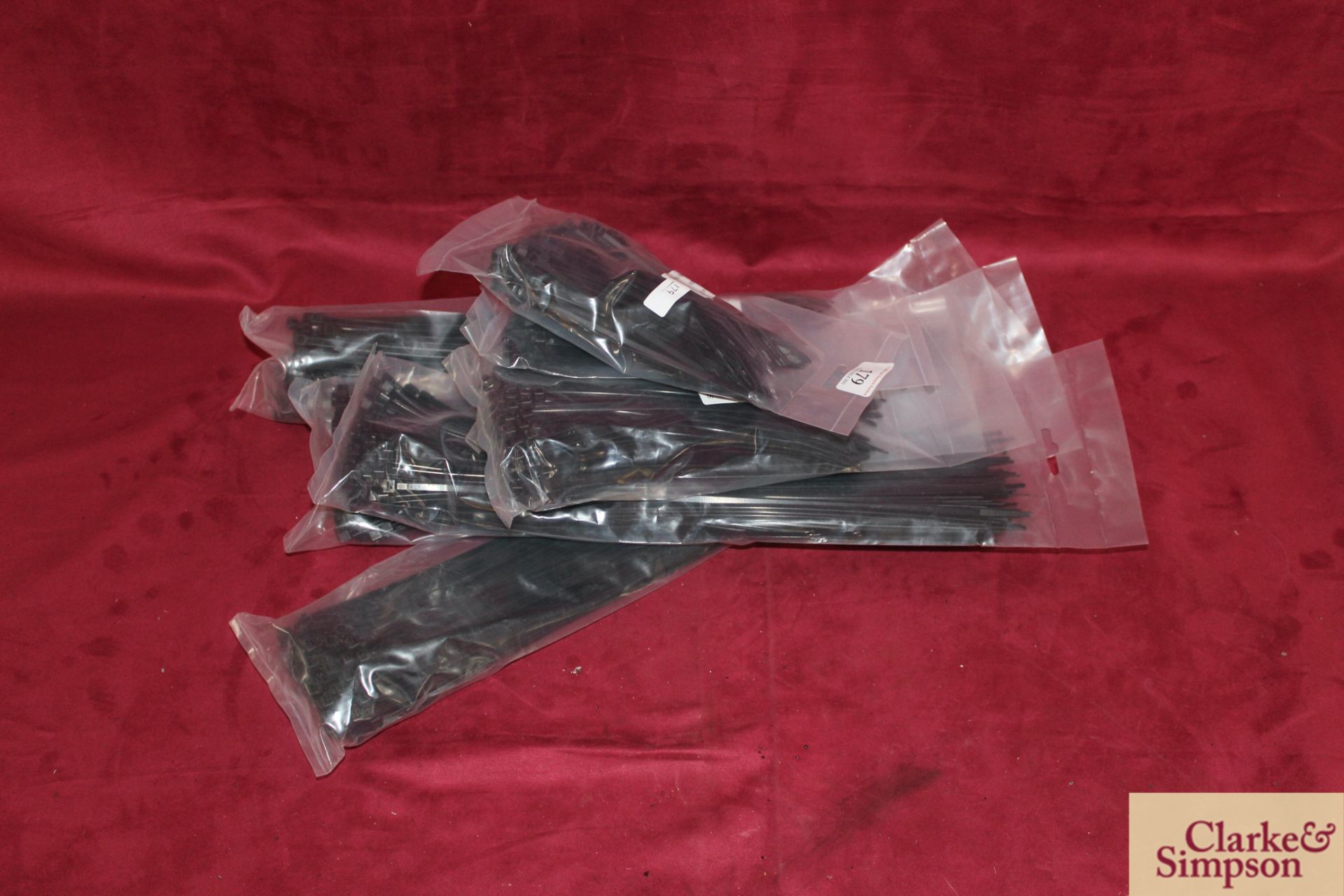 Assortment of cable ties (8).*