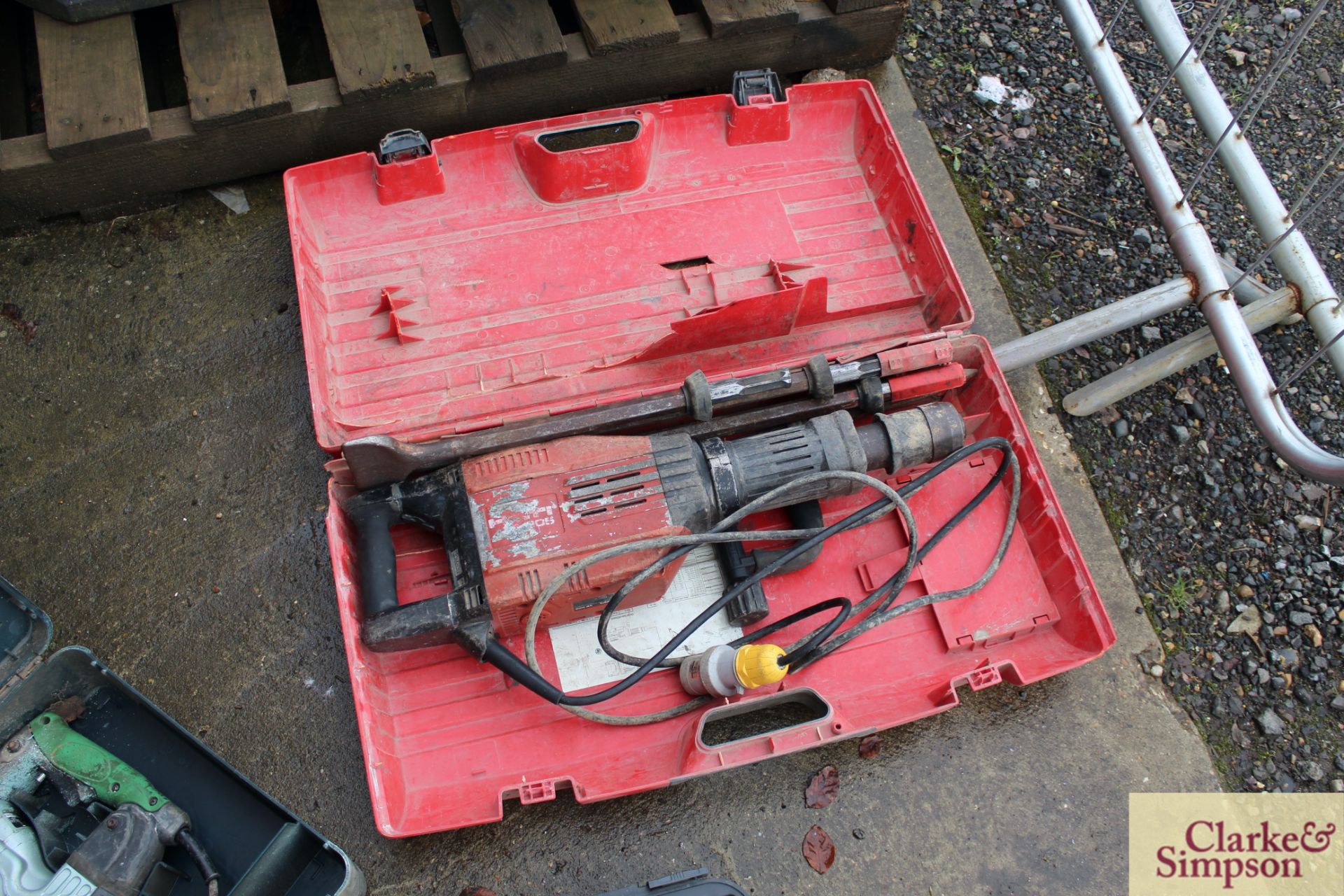 Hilti TE 905-AVR 110V breaker in case with various chisels. Vendor reports this was reconditioned