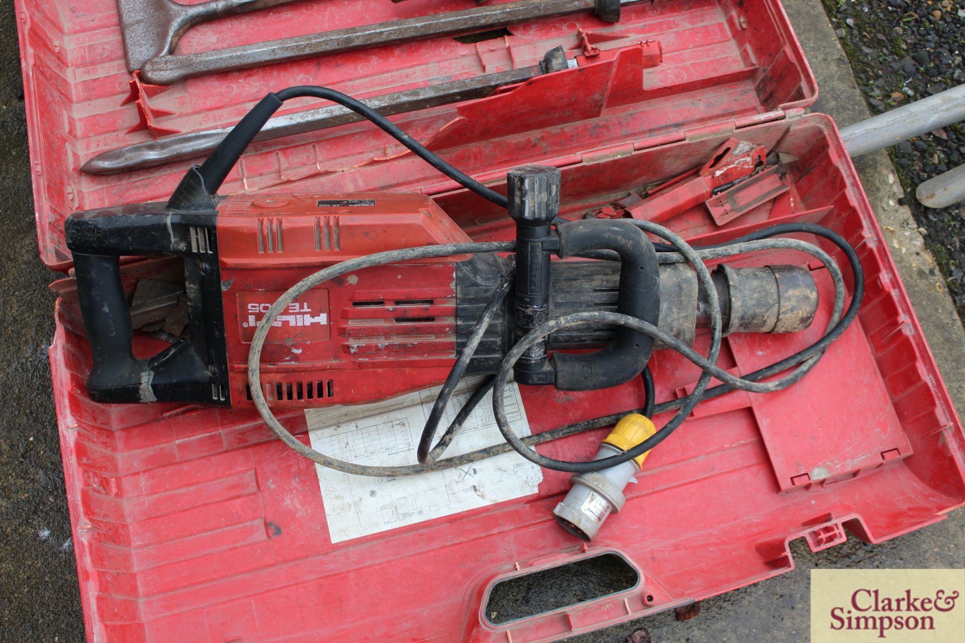 Hilti TE 905-AVR 110V breaker in case with various chisels. Vendor reports this was reconditioned - Image 4 of 6